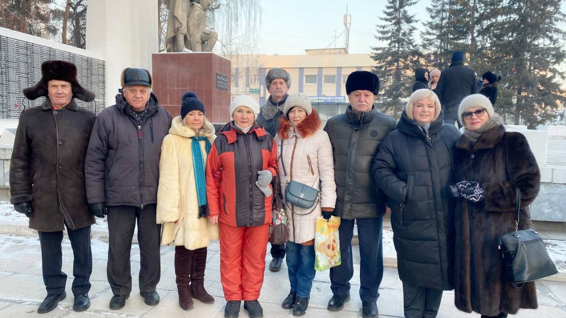 церемония возложения цветов к памятнику Воинам- Искитимцам.