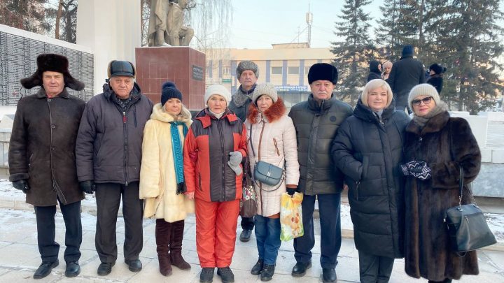 церемония возложения цветов к памятнику Воинам- Искитимцам.